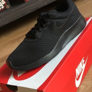 WMNS NIKE TANJUN SNEAKERS
